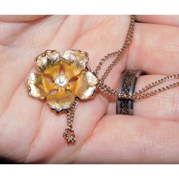 Elegant Fairycore Gold Tone Flower Pendant Necklace - Picture 3 of 4